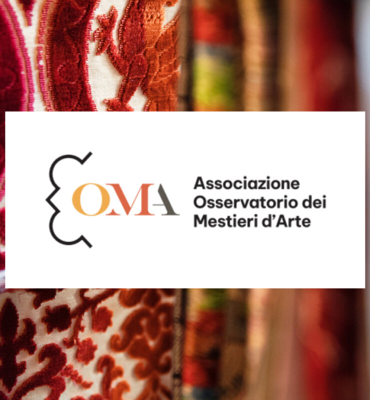 logo OMA con tessuti sullo sfondo