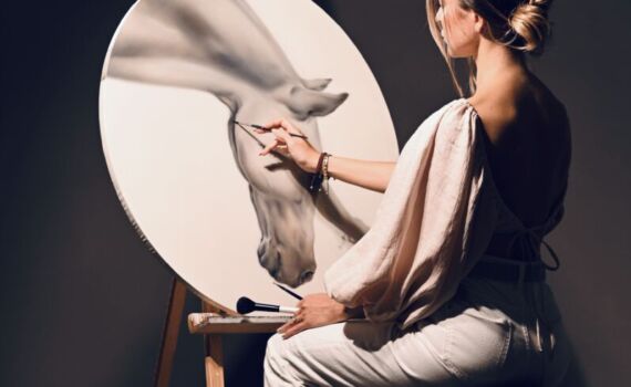 Iliana Ilieva mentre dipinge